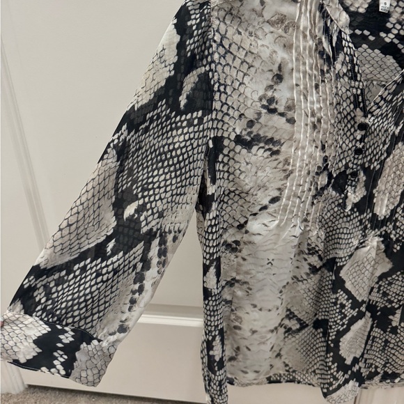 Nicola women’s small snakeskin blouse - Picture 4 of 8